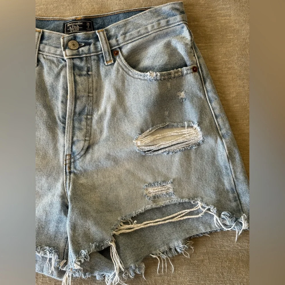 Abercrombie & Fitch High Rise Distressed Denim Shorts 4” Short Size 26